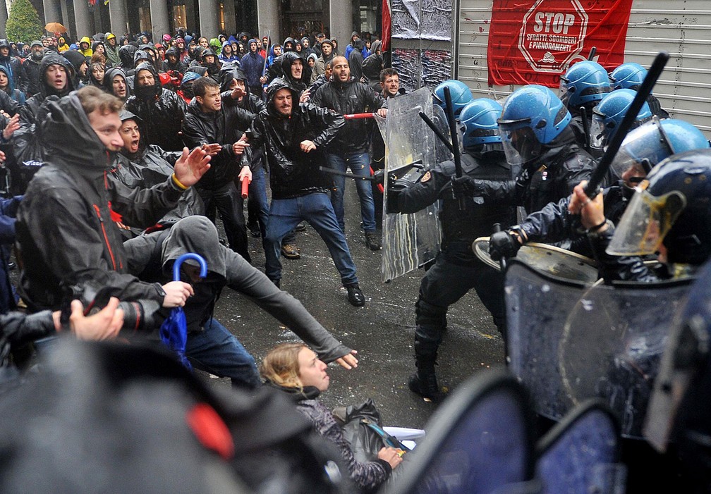 Manifestantes entram em confronto com a polícia durante marcha do Dia do Trabalhador em Turim, na Itália, nesta segunda-feira, dia 1º de maio de 2017 (Foto: Alessandro Di Marco/ANSA via AP)