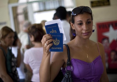 Cubana mostra passaporte dela e do filho após saber das novas regras para viajar ao Exterior (Foto: AP Photo/Ramon Espinosa)