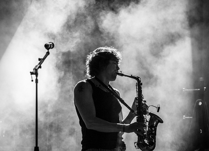Músico do Lulu Santos mandando ver no sax (Foto: Isabella Pinheiro/Gshow)