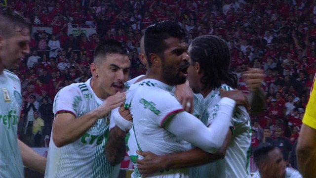  Torcida do Palmeiras reclama de pênaltis, festeja vaga, mas corneta time e Cuca
