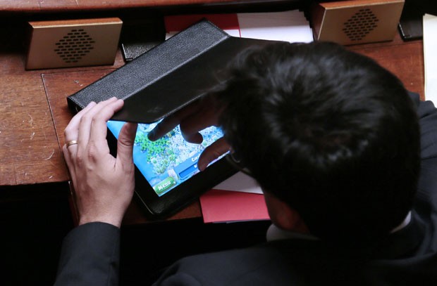 Parlamentar foi flagrado jogando videogame no Parlamento francês (Foto: Jacques Demarthon/AFP)