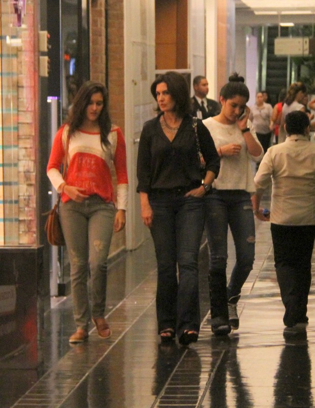 Willian Bonner e Fátima Bernardes com as filha em shopping na Zona Sul do Rio (Foto: Daniel Delmiro/AgNews)