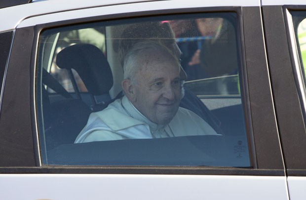 O Papa Francisco chega à prisão de Palmasola, em Santa Cruz, na Bolívia, para se encontrar com detentos nesta sexta-feira (10) (Foto: Rodrigo Abd/AP)