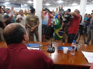 Uma moradora mostrou a bandeira do Brasil para o vereador que votou contra o afastamento do prefeito (Foto: Wilkson Tarres/G1)