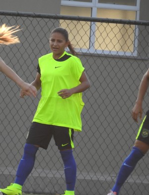 Debinha durante treino da seleção brasileira feminina de futebol (Foto: Cíntia Barlem)