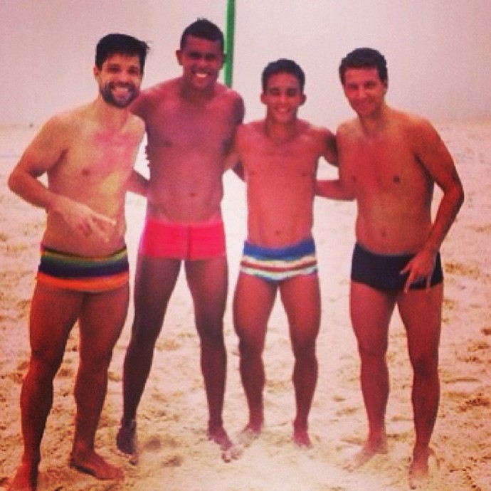 Elano encontra Diego na praia (Foto: Reprodução/Instagram)