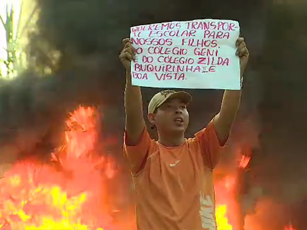 Moradores protestam contra a falta de transporte escolar em São José (Foto: Reprodução/ TV Vanguarda)