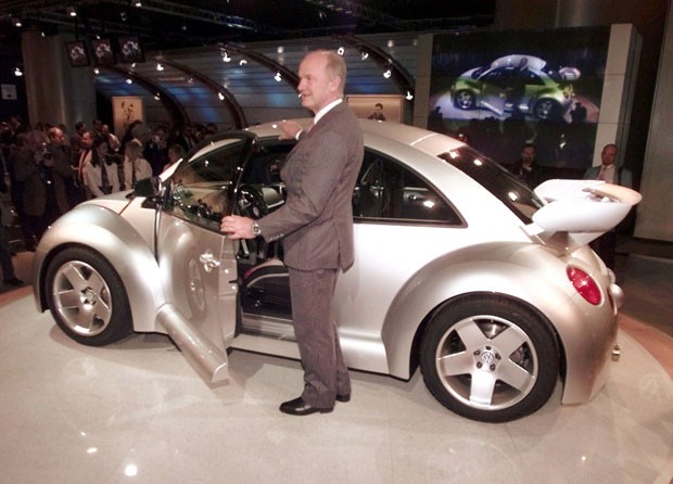 Janeiro de 1999 - O então presidente da Volkswagen, Ferdinand Piech, posa ao lado de um modelo da nova geração do Fusca (New Beetle) no Salão de Detroit (Foto: Carlos Osorio/AP/Arquivo)