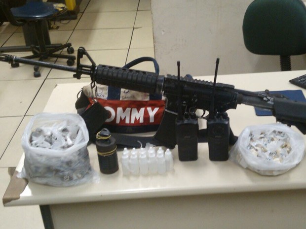Fuzil, granada e drogas apreendidos com suspeitos na Favela do Sossego (Foto: Divulgação/ 14º BPM)