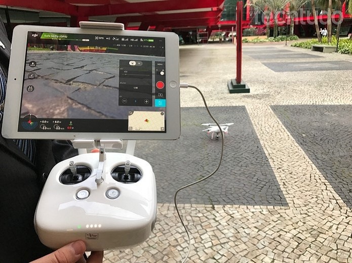 Controle remoto do Phantom 4 é acoplado a um smartphone ou tablet (Foto: Anna Kellen Bull/TechTudo)