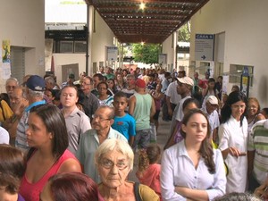 Com paralisação, pacientes lotam entrada de Hospital das Clínicas em Vitória.  (Foto: Reprodução/ TV Gazeta)