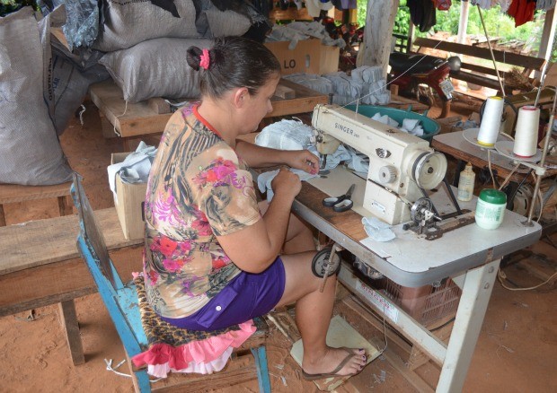 Lucimar ajuda na renda da família com o trabalho de confecção (Foto: Magda Oliveira/G1)