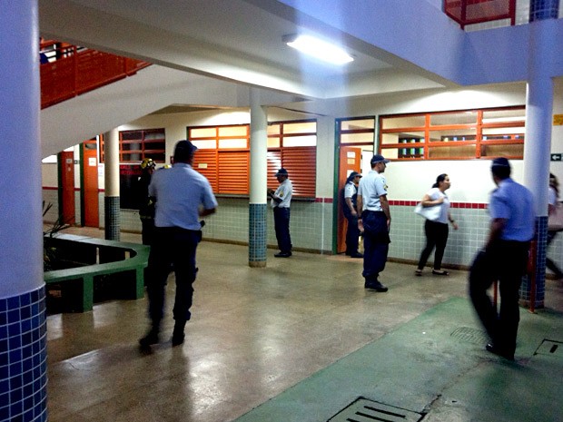Policiais Militares dentro de escola da Estrutural, no DF, que foi invadida por homem de 33 anos (Foto: Mateus Rodrigues/G1)