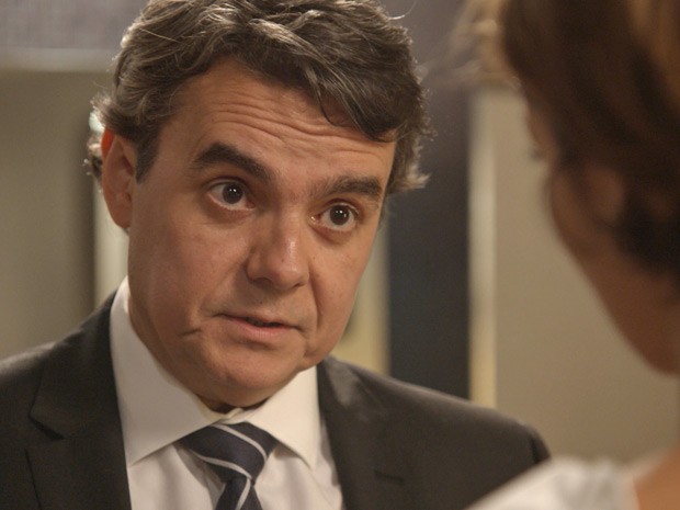 O empresário diz para a amada que não poderá se separar de Beatriz (Foto: TV Globo)