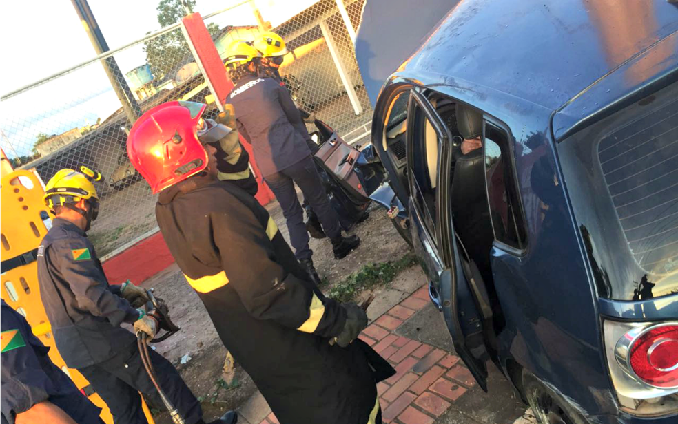 Motorista ficou preso às ferragens (Foto: Divulgação/Corpo de Bombeiros-AC)