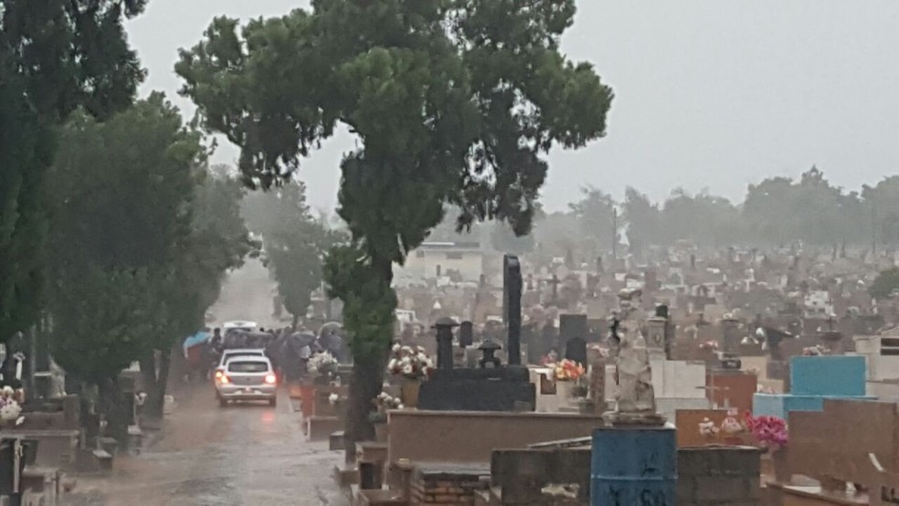 Jovem foi enterrado nesta sexta-feira em Promissão (Foto: Reprodução/TV TEM)