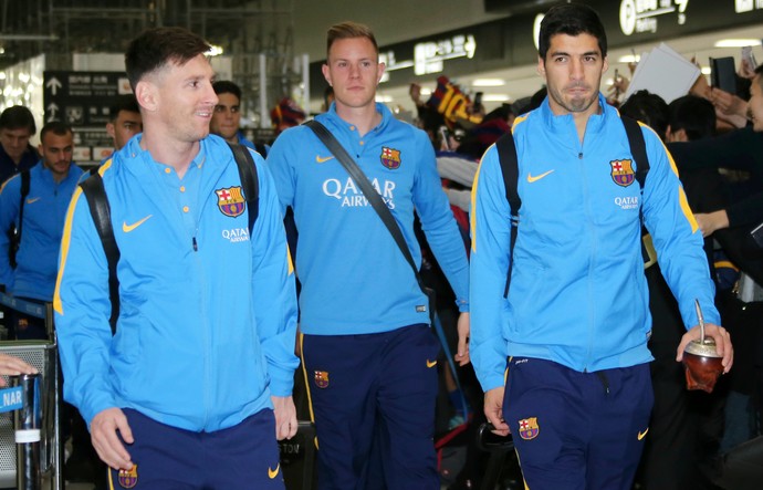 Messi Suárez chegada Barcelona Japão (Foto: AP)