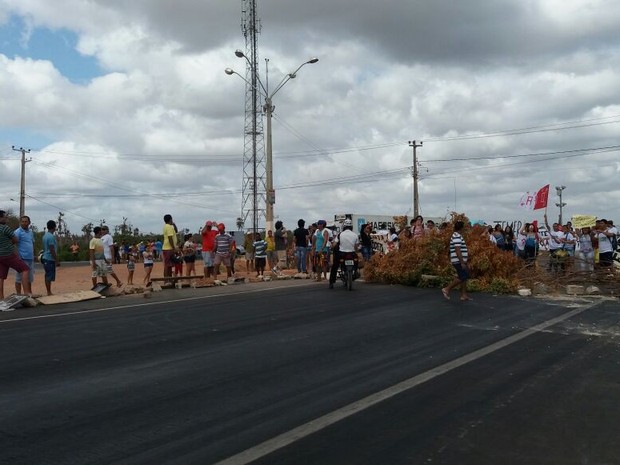 Manifestantes interditaram ponte em Aracati, no Ceará; protesto é contra a PEC 241 (Foto: Divulgação/PRF-CE)