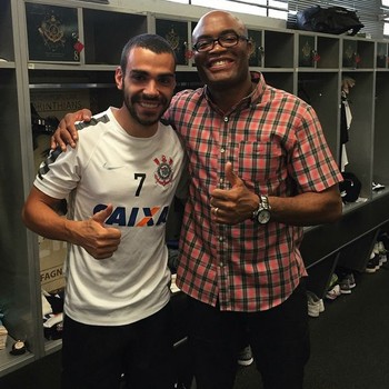 Anderson Silva visita CT do Timão e é tietado por jogador em rede social 