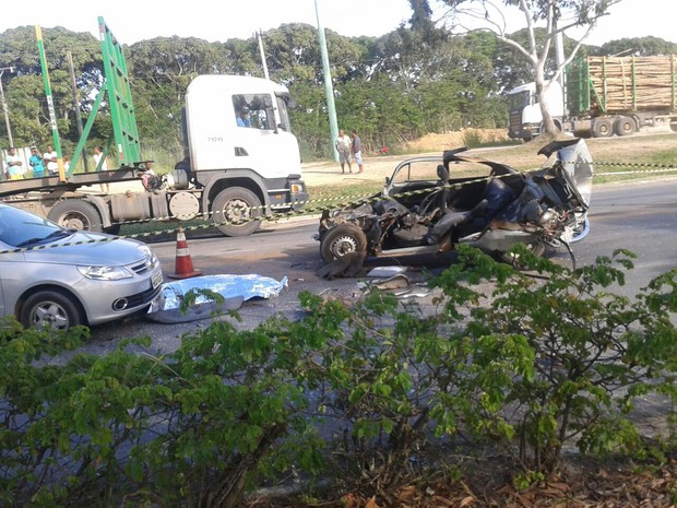 Motorista morre e filho fica ferido em acidente na BR-101, no Espírito Santo  (Foto: Serli Santos/ TV Gazeta)
