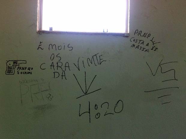 Pichações de gangues em paredes da escola servem para demarcar o território de cada uma (Foto: Reprodução)