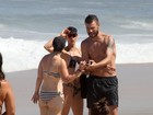Fernanda Lima e Rodrigo Hilbert curtem praia no Rio