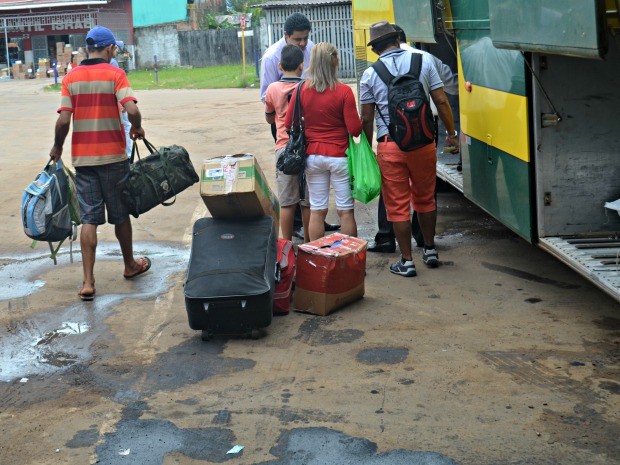 Passageiros relatam medo em viagem feita pela BR-364, que liga Rio Branco a outros municípios  (Foto: Taís Nascimento/G1)