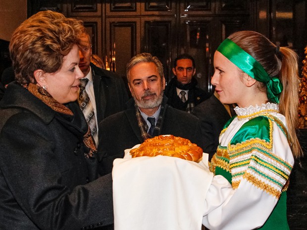 A presidente Dilma Rousseff recebe cumprimentos ao chegar a hotel em Moscou (Foto: Roberto Stuckert / PR)