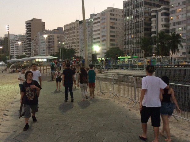 Desvio para pedestres é feito na areia da Praia de Copacabana (Foto: Cristina Boeckel/G1)