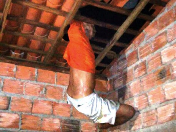 Ladrão fica entalado em teto ao tentar invadir casa em Campo Maior  (Foto: Divulgação/Polícia Militar)