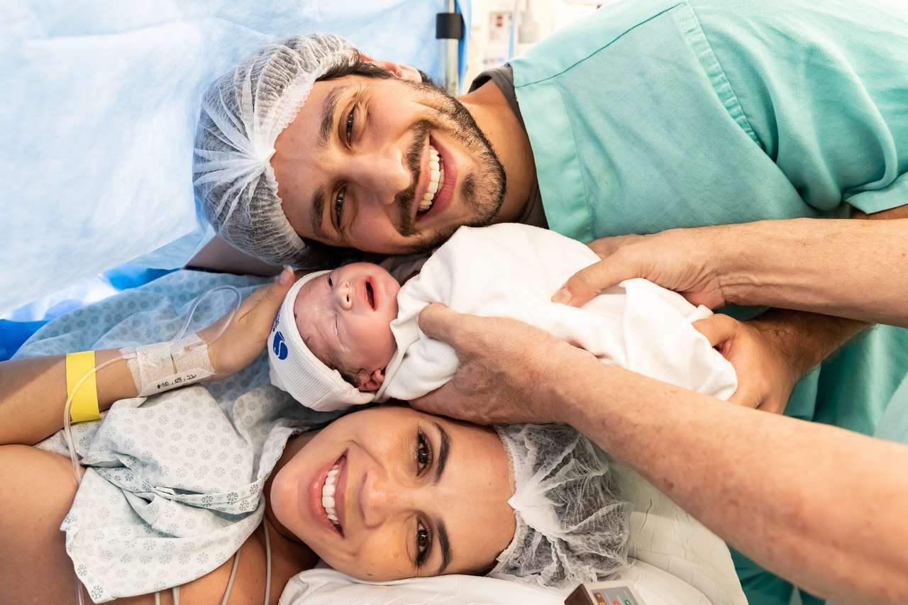 Pérola Faria e Mario Bregieira com o filho recém-nascido, Joaquim (Foto: Thais Galardi)