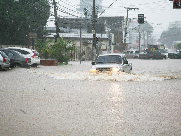 G Forte Chuva Alaga Ruas Casas E Carros Em Rio Branco Nesta Sexta