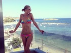 Em Ibiza, Paris Hilton faz pose usando biquíni colorido