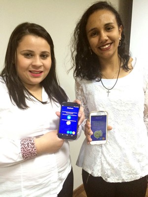 Prisciane e Raíssa apresentaram na Facec, em Varginha, aplicativo 'ZikaZoom' (Foto: Raíssa Cogo/ZikaZoom)
