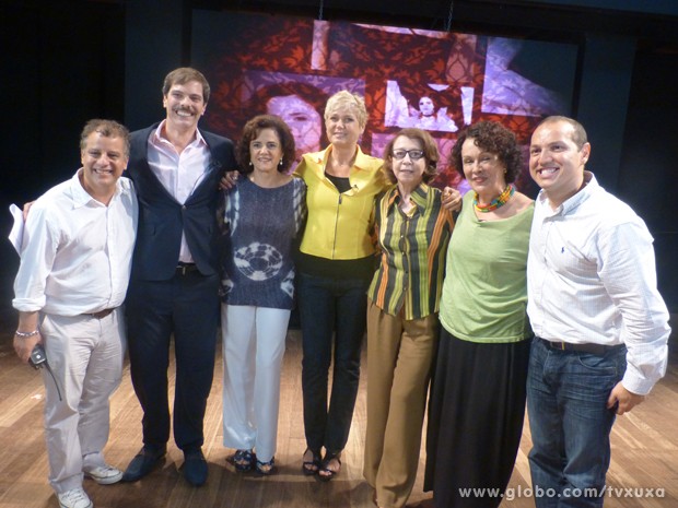 No teatro Poeira, Xuxa posa junto com atores e equipe do TV Xuxa (Foto: TV Xuxa / TV Globo)