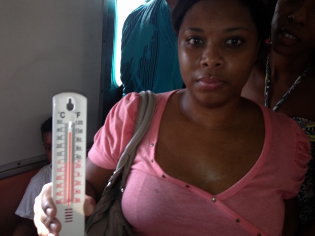 Daiana viaja mais de uma hora de trem para ir do Centro até Caxias (Foto: Janaína Carvalho)
