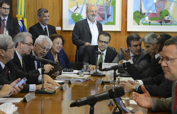 O presidente da Câmara, Henrique Alves (centro), em reunião com ministros e líderes partidários sobre o Marco Civil da Internet (Foto: Antonio Cruz / Agência Brasil)