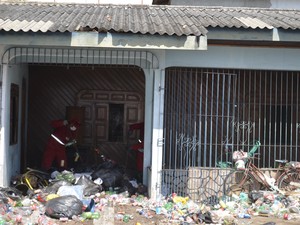 Casa que estava repleta de lixo também recebeu a ação de limpeza (Foto: Graziela Miranda/G1)