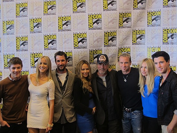 Elenco de 'Falling skies' posa para os fotógrafos na Comic-Con (Foto: Gustavo Miller/G1)