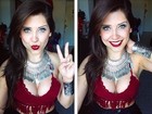 Ex-BBB Andressa abusa do decote em foto 'selfie'