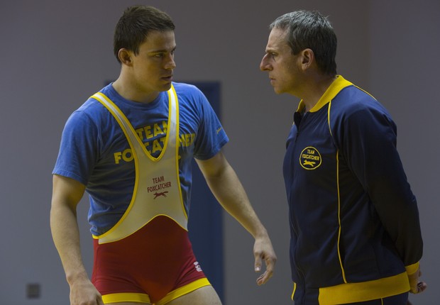 DUETO: Channing Tattum  e Steve Carell em   cena de Foxcatcher. O filme parece realista, mas cria uma versão dos fatos (Foto: Foto/ Divulgação)