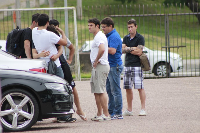 Após apresentação, jogadores do Grêmio se reúnem no pátio do Olímpico (Foto: Diego Guichard)