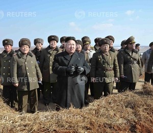 Kim Jong-un e seu séquito observam exercicios militares perto da fronteira com a Coreia do Sul. Ninguém sabe quais as intenções do ditador (Foto: REUTERS/KCNA)