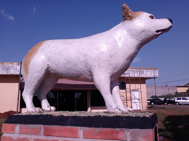 Estátua da cachorra Branquinha foi criada em julho de 2013 (Foto: Cláudio Nascimento / TV TEM)