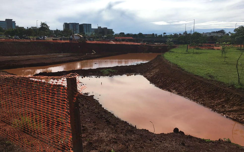 Na tesourinha de acesso à Ponte do Bragueto, região escavada para a construção de um viaduto transformou-se em reservatório de água (Foto: Luiza Garonce/G1)