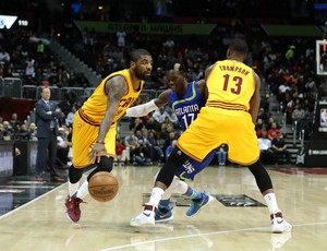 Kyrie Irving faz o drible no marcador usando o bloqueio de Tristan Thompson (Foto: Reuters) Kyrie Irving faz o drible no marcador usando o bloqueio de Tristan Thompson (Foto: Reuters)