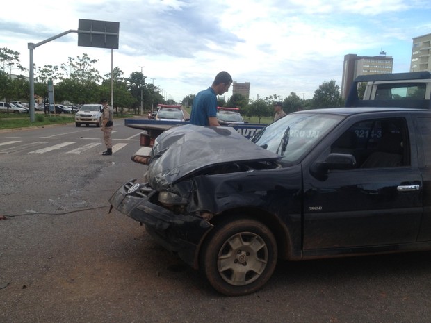 Carro envolvido em acidente na região central de Palmas (Foto: Vilma Nascimento/G1) Carro envolvido em acidente na região central de Palmas (Foto: Vilma Nascimento/G1)