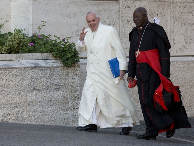 Papa Francisco acena na chegada para o sínodo dos bispos, no Vaticano, na sexta (23) (Foto: AP Photo/Alessandra Tarantino)
