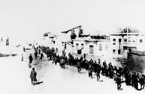 Foto de 1915 mostra longa fila de armênios marchando após serem deportados pelas autoridades russas. Armênia relembra os cem anos do genocídio armênio, considerado o primeiro grande massacre do século XX (Foto: AP)
