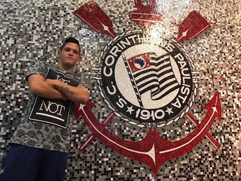 Pivô de escândalo na base, meia dá adeus ao Corinthians após fim de contrato